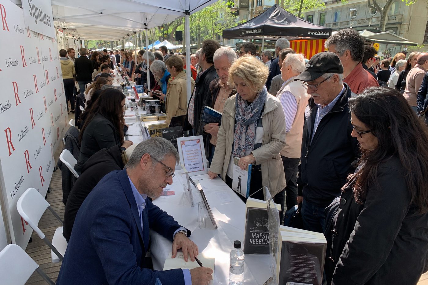 Signatura de llibres a La Rambla